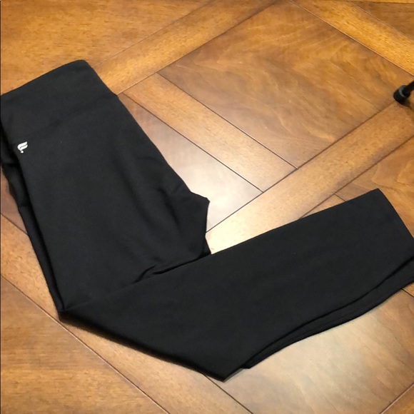 XS Fabletics Black Cropped Leggings - Picture 2 of 6